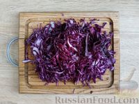 Фото приготовления рецепта: Салат из трёх видов капусты с маринованным луком - шаг №7