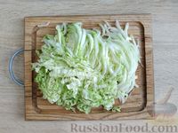 Фото приготовления рецепта: Салат из трёх видов капусты с маринованным луком - шаг №8