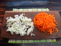 Фото приготовления рецепта: Тушёная капуста с рисом и сосисками - шаг №2