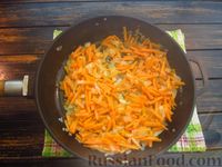 Фото приготовления рецепта: Тушёная капуста с рисом и сосисками - шаг №4