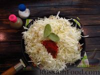 Фото приготовления рецепта: Тушёная капуста с рисом и сосисками - шаг №8