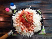 Фото приготовления рецепта: Тушёная капуста с рисом и сосисками - шаг №10