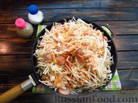 Фото приготовления рецепта: Тушёная капуста с рисом и сосисками - шаг №11