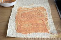 Фото приготовления рецепта: Домашняя шаурма с копчёной колбасой и овощами - шаг №7