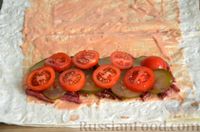 Фото приготовления рецепта: Домашняя шаурма с копчёной колбасой и овощами - шаг №9