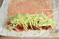 Фото приготовления рецепта: Домашняя шаурма с копчёной колбасой и овощами - шаг №10