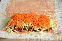 Фото приготовления рецепта: Домашняя шаурма с копчёной колбасой и овощами - шаг №11
