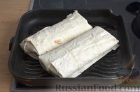 Фото приготовления рецепта: Домашняя шаурма с копчёной колбасой и овощами - шаг №14