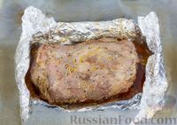Фото приготовления рецепта: Свинина в пикантном медово-соевом маринаде, запечённая в фольге - шаг №7