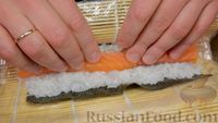 Фото приготовления рецепта: Маки-роллы с лососем - шаг №5