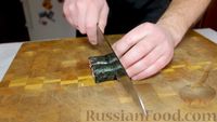 Фото приготовления рецепта: Маки-роллы с лососем - шаг №6