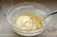 Фото приготовления рецепта: Сладкие крендели с изюмом и сахарной глазурью - шаг №5
