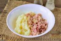 Фото приготовления рецепта: Рулетики из лаваша с картофелем и ветчиной (на сковороде) - шаг №7