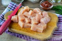 Фото приготовления рецепта: Куриное филе, тушенное с кукурузой и морковью в томатном соусе - шаг №3