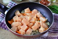 Фото приготовления рецепта: Куриное филе, тушенное с кукурузой и морковью в томатном соусе - шаг №5