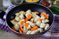 Фото приготовления рецепта: Куриное филе, тушенное с кукурузой и морковью в томатном соусе - шаг №6