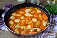 Фото приготовления рецепта: Куриное филе, тушенное с кукурузой и морковью в томатном соусе - шаг №9