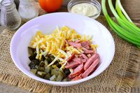 Фото приготовления рецепта: Салат с колбасой, кукурузой, сыром, помидорами и солёным огурцом - шаг №5
