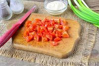 Фото приготовления рецепта: Салат с колбасой, кукурузой, сыром, помидорами и солёным огурцом - шаг №6