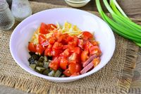 Фото приготовления рецепта: Салат с колбасой, кукурузой, сыром, помидорами и солёным огурцом - шаг №7