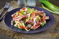 Фото к рецепту: Салат с колбасой, кукурузой, сыром, помидорами и солёным огурцом