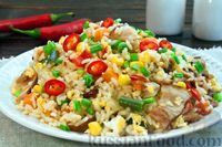 Фото к рецепту: Рис с беконом, замороженными овощами и яйцом, в микроволновке