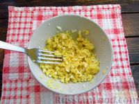 Фото приготовления рецепта: Рис с беконом, замороженными овощами и яйцом, в микроволновке - шаг №17