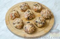 Фото приготовления рецепта: Дрожжевые пирожки-мешочки с курицей, грибами и сыром (в духовке) - шаг №16