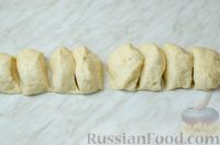 Фото приготовления рецепта: Дрожжевые пирожки-мешочки с курицей, грибами и сыром (в духовке) - шаг №17
