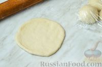 Фото приготовления рецепта: Дрожжевые пирожки-мешочки с курицей, грибами и сыром (в духовке) - шаг №19