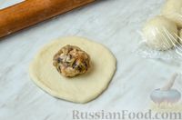 Фото приготовления рецепта: Дрожжевые пирожки-мешочки с курицей, грибами и сыром (в духовке) - шаг №20
