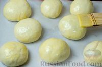 Фото приготовления рецепта: Дрожжевые пирожки-мешочки с курицей, грибами и сыром (в духовке) - шаг №23