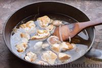 Фото приготовления рецепта: Рагу с курицей, картофелем, шампиньонами и имбирём - шаг №7