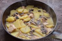 Фото приготовления рецепта: Рагу с курицей, картофелем, шампиньонами и имбирём - шаг №12