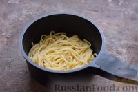 Фото приготовления рецепта: Спагетти с грибами и морепродуктами в сливочном соусе - шаг №2