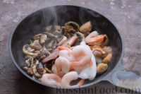 Фото приготовления рецепта: Спагетти с грибами и морепродуктами в сливочном соусе - шаг №4