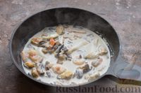 Фото приготовления рецепта: Спагетти с грибами и морепродуктами в сливочном соусе - шаг №7