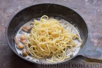 Фото приготовления рецепта: Спагетти с грибами и морепродуктами в сливочном соусе - шаг №8