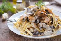 Фото приготовления рецепта: Спагетти с грибами и морепродуктами в сливочном соусе - шаг №11