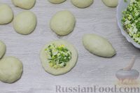 Фото приготовления рецепта: Дрожжевые пирожки с яйцом и зелёным луком (в духовке) - шаг №20