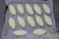 Фото приготовления рецепта: Дрожжевые пирожки с яйцом и зелёным луком (в духовке) - шаг №21