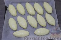 Фото приготовления рецепта: Дрожжевые пирожки с яйцом и зелёным луком (в духовке) - шаг №22