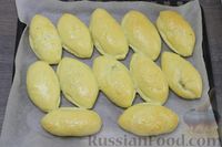 Фото приготовления рецепта: Дрожжевые пирожки с яйцом и зелёным луком (в духовке) - шаг №23