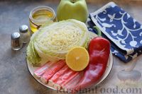 Фото приготовления рецепта: Салат с пекинской капустой, крабовыми палочками, яблоком и болгарским перцем - шаг №1