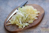 Фото приготовления рецепта: Салат с пекинской капустой, крабовыми палочками, яблоком и болгарским перцем - шаг №2