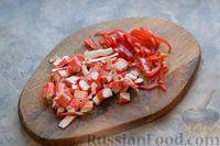 Фото приготовления рецепта: Салат с пекинской капустой, крабовыми палочками, яблоком и болгарским перцем - шаг №3