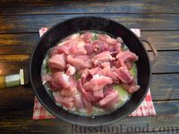 Фото приготовления рецепта: Свинина, тушенная в сметане - шаг №3