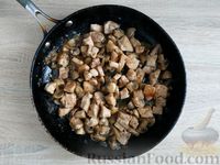 Фото приготовления рецепта: Тушёная картошка с мясом, грибами и сметаной - шаг №10