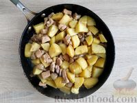 Фото приготовления рецепта: Тушёная картошка с мясом, грибами и сметаной - шаг №12
