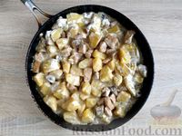 Фото приготовления рецепта: Тушёная картошка с мясом, грибами и сметаной - шаг №14